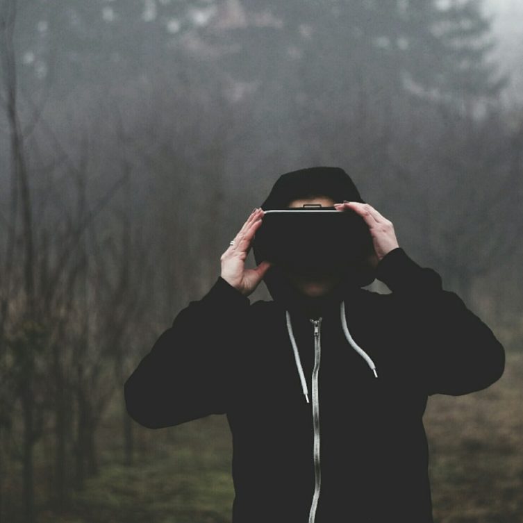 virtual-reality-headset Lokking through a virtual reality headset